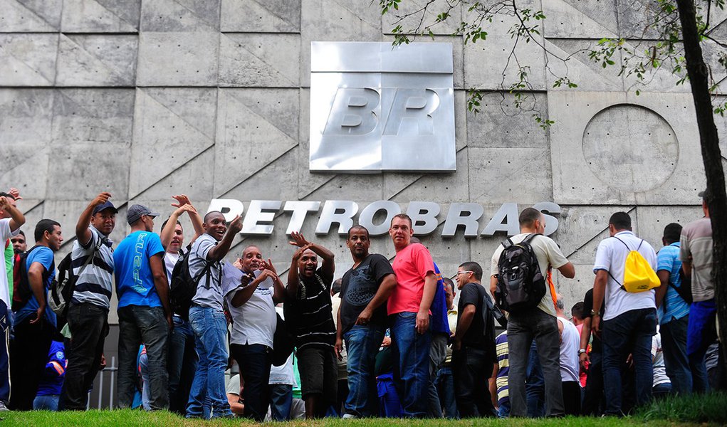 Trabalhadores da Comperj em implantação no município de Itaboraí, na região metropolitana do Rio, fazem manifestação em frente ao edifício-sede da Petrobras no centro do Rio.( Tânia Rego/Agência Brasil) (Foto: Charles Nisz) Trabalhadores da Comperj em implantação no município de Itaboraí, na região metropolitana do Rio, fazem manifestação em frente ao edifício-sede da Petrobras no centro do Rio.( Tânia Rego/Agência Brasil)