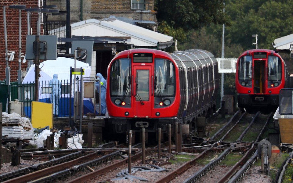 Investigadores trabalhan na estação de metrô Parsons Green, após explosão, em Londres 15/09/2017 REUTERS/Hannah McKay (Foto: Paulo Emílio) Investigadores trabalhan na estação de metrô Parsons Green, após explosão, em Londres 15/09/2017 REUTERS/Hannah McKay