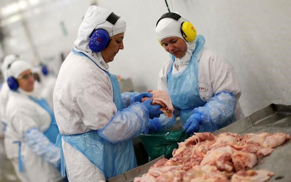 Funcionários durante visita técnica à unidade da JBS em Lapa, no Paraná 21/3/2017 REUTERS/Ueslei Marcelino (Foto: Giuliana Miranda) Funcionários durante visita técnica à unidade da JBS em Lapa, no Paraná 21/3/2017 REUTERS/Ueslei Marcelino