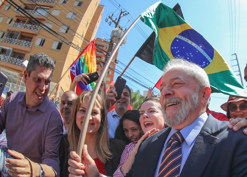 Lula é recebido pela militância na chegada do depoimento para Sérgio Moro em Curitiba Foto Ricardo Stuckert (Foto: Leonardo Attuch) Lula é recebido pela militância na chegada do depoimento para Sérgio Moro em Curitiba Foto Ricardo Stuckert