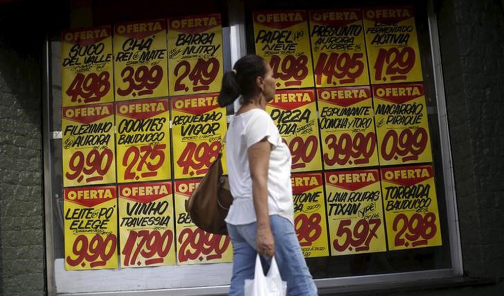 Consumidora passa por cartazes com preços de produtos em mercado no Rio de Janeiro 09/12/2017 REUTERS/Ricardo Moraes (Foto: Aquiles Lins) Consumidora passa por cartazes com preços de produtos em mercado no Rio de Janeiro 09/12/2017 REUTERS/Ricardo Moraes