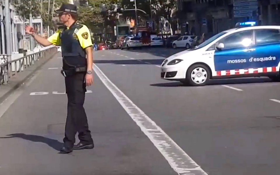 Policial em avenida de Barcelona, na Espanha (Foto: Gisele Federicce) Policial em avenida de Barcelona, na Espanha