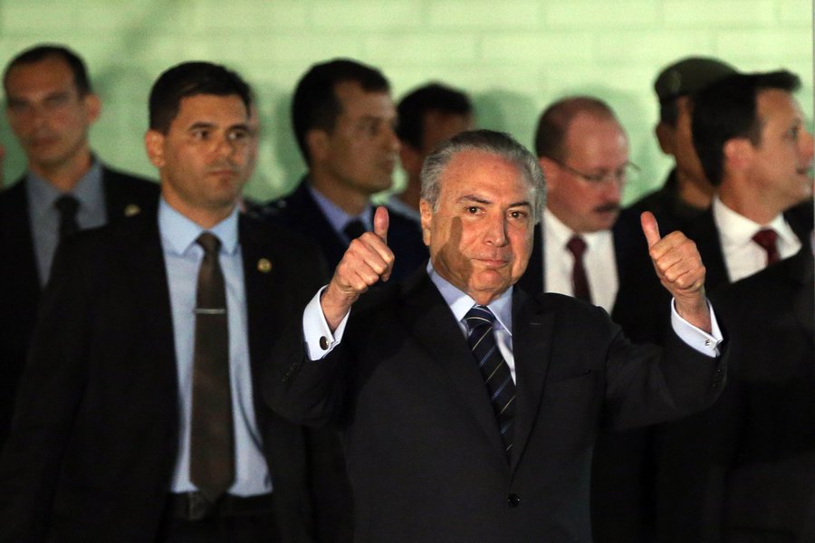 Brasiia DF 25 10 2017 - O presidente Michel Temer acenou para jornalistas e fez sinal de positivo ao deixar hospital, (Antonio Cruz/agencia Brasil (Foto: Orlando Silva) Brasiia DF 25 10 2017 - O presidente Michel Temer acenou para jornalistas e fez sinal de positivo ao deixar hospital, (Antonio Cruz/agencia Brasil