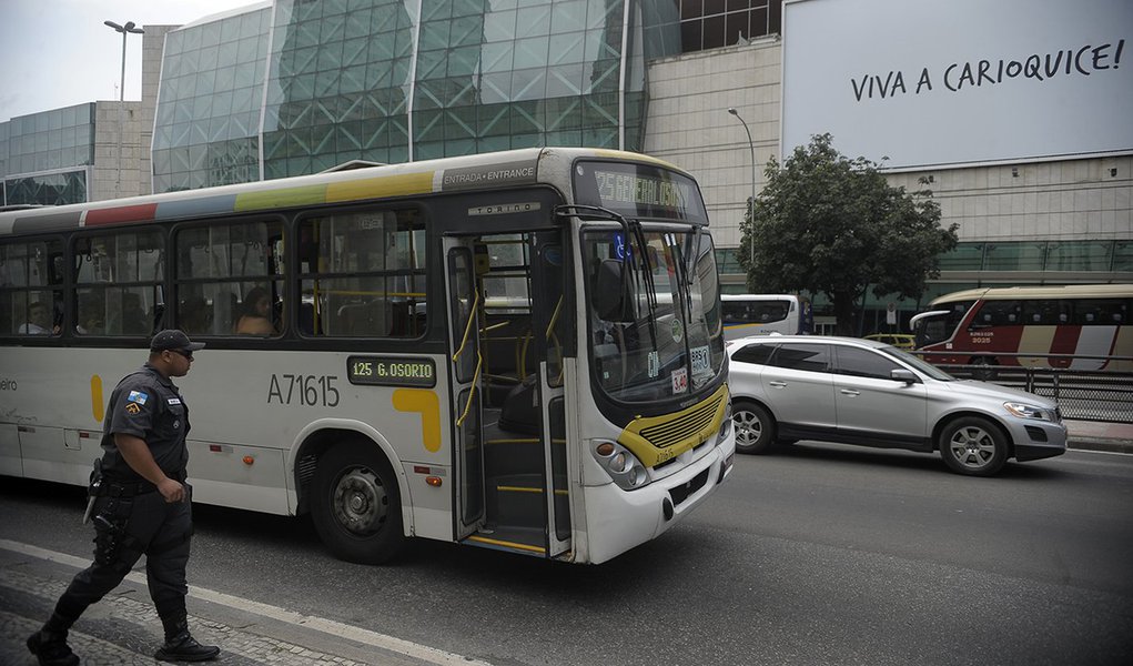 Blitz policial militar revista ônibus com destino às praias, no esquema de segurança antecipado da Operação Verão, contra arrastões ocorridos no fim de semana passado (Fernando Frazão/Agência Brasil) (Foto: Leonardo Lucena) Blitz policial militar revista ônibus com destino às praias, no esquema de segurança antecipado da Operação Verão, contra arrastões ocorridos no fim de semana passado (Fernando Frazão/Agência Brasil)