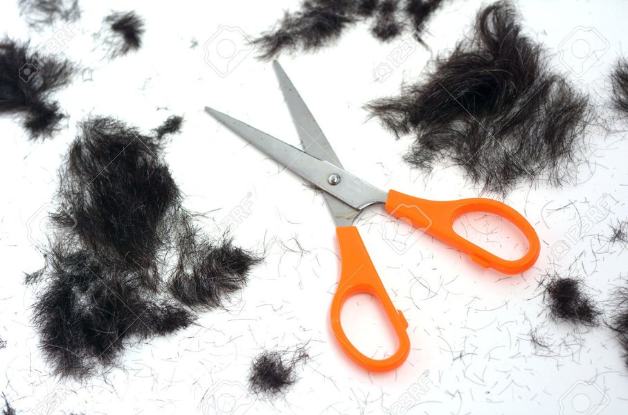Trimmed hair on the floor with scissors.fashion concept (Foto: Voney Malta) Trimmed hair on the floor with scissors.fashion concept