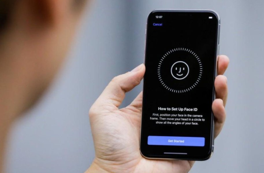 iPhone X configurando recohecimento facial durante apresentação para mídia em Pequim, China 31/10/2017 REUTERS/Thomas Peter (Foto: Giuliana Miranda) iPhone X configurando recohecimento facial durante apresentação para mídia em Pequim, China 31/10/2017 REUTERS/Thomas Peter