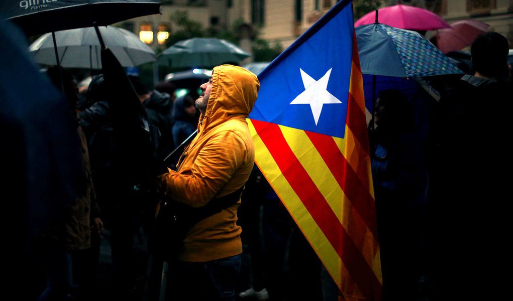 Manifestante segura bandeira separatista da Catalunha durante protesto em Barcelona, Espanha 19/10/2017 REUTERS/Ivan Alvarado (Foto: Paulo Emílio) Manifestante segura bandeira separatista da Catalunha durante protesto em Barcelona, Espanha 19/10/2017 REUTERS/Ivan Alvarado