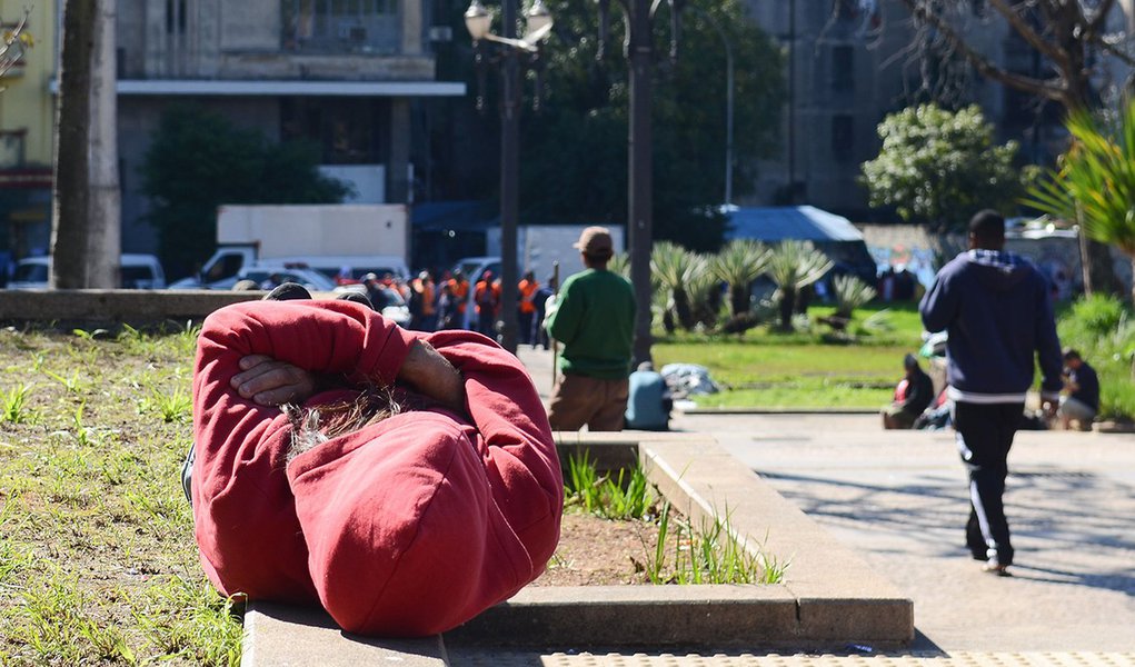São Paulo - Pessoas em situação de rua na Praça da Sé, região central.(Rovena Rosa/Agência Brasil) (Foto: Charles Nisz) São Paulo - Pessoas em situação de rua na Praça da Sé, região central.(Rovena Rosa/Agência Brasil)