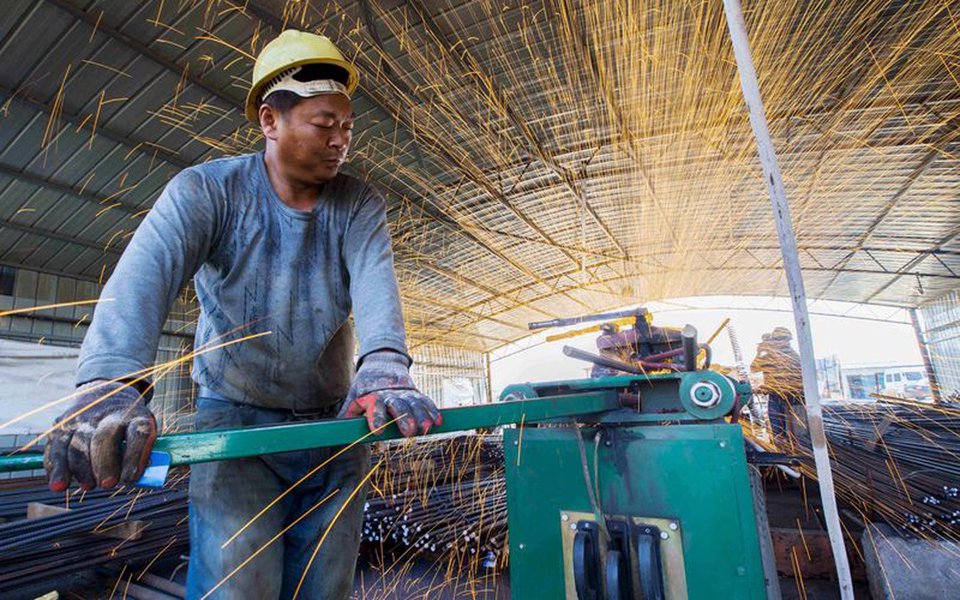 Un operaio cinese a lavoro. REUTERS/China Daily (Foto: Leonardo Attuch) Un operaio cinese a lavoro. REUTERS/China Daily