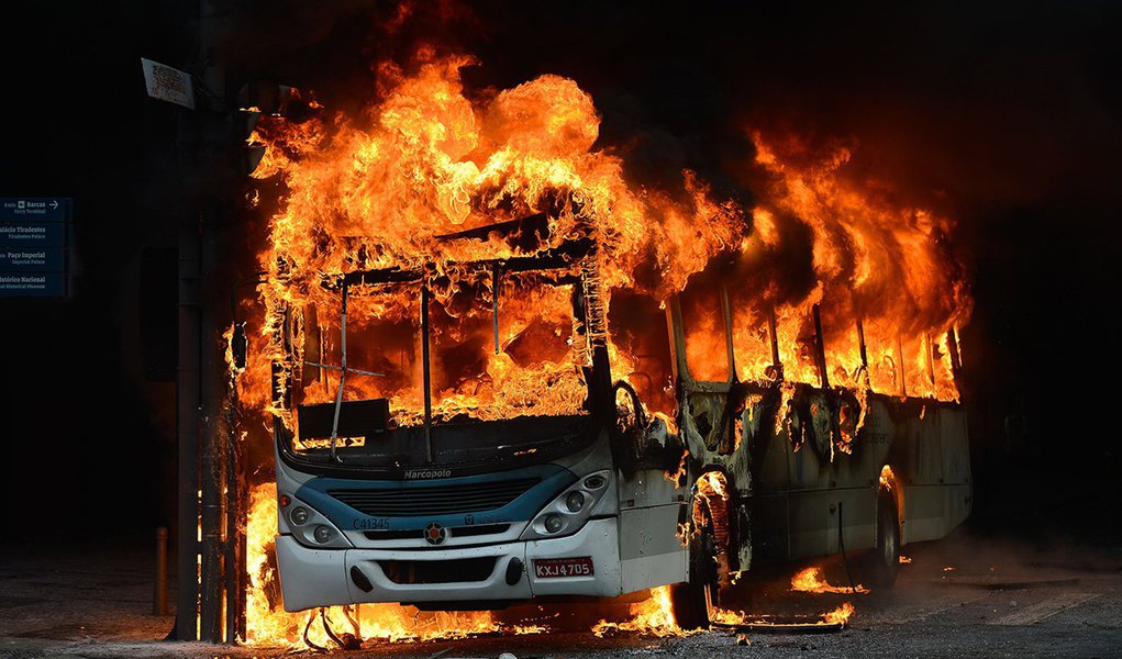 Rio de Janeiro - Ônibus depredado e incêndiado na Avenida Rio Branco em protesto contra medidas de austeridade do governo estadual. ( Fernando Frazão/Agência Brasil) (Foto: Leonardo Lucena) Rio de Janeiro - Ônibus depredado e incêndiado na Avenida Rio Branco em protesto contra medidas de austeridade do governo estadual. ( Fernando Frazão/Agência Brasil)