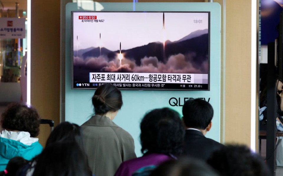 Pessoas assistem a uma reportagem de TV sobre o lançamento de um míssil pela Coreia do Norte, em uma estação ferroviária em Seul, na Coreia do Sul. 29/04/2017 REUTERS/Kim Hong-Ji (Foto: Leonardo Lucena) Pessoas assistem a uma reportagem de TV sobre o lançamento de um míssil pela Coreia do Norte, em uma estação ferroviária em Seul, na Coreia do Sul. 29/04/2017 REUTERS/Kim Hong-Ji