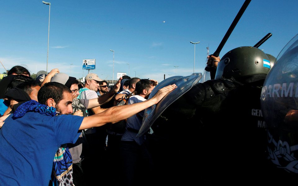 Manifestantes enfrentam policiais durante greve de 24 horas em Buenos Aires, Argentina. 06/04/2017 REUTERS/Martin Acosta (Foto: Paulo Emílio) Manifestantes enfrentam policiais durante greve de 24 horas em Buenos Aires, Argentina. 06/04/2017 REUTERS/Martin Acosta