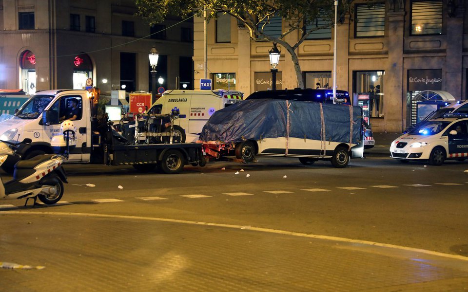 Suposta van é retirada de local de ataque em Barcelona 17/8/2017 REUTERS/Sergio Perez (Foto: Paulo Emílio) Suposta van é retirada de local de ataque em Barcelona 17/8/2017 REUTERS/Sergio Perez