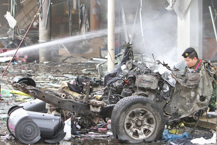 Carro-bomba deixa mais de 40 feridos em supermercado na Tailândia (Foto: Paulo Emílio) Carro-bomba deixa mais de 40 feridos em supermercado na Tailândia