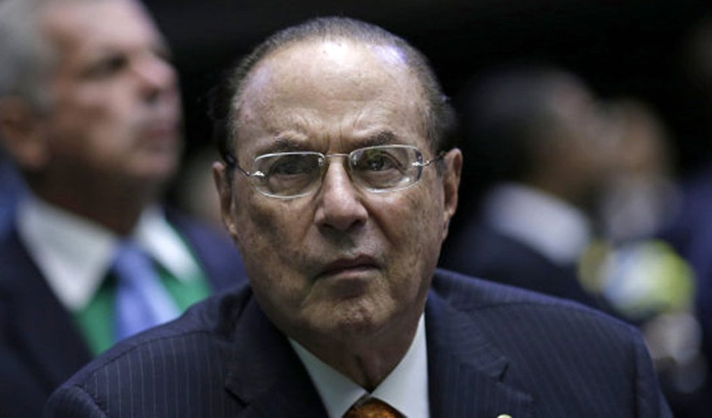 Member of Brazil's Lower House of Congress Paulo Maluf listen to the debate over the impeachment of President Dilma Rousseff, before the voting in Brasilia, Brazil April 17, 2016. REUTERS/Ueslei Marcelino (Foto: Charles Nisz) Member of Brazil's Lower House of Congress Paulo Maluf listen to the debate over the impeachment of President Dilma Rousseff, before the voting in Brasilia, Brazil April 17, 2016. REUTERS/Ueslei Marcelino