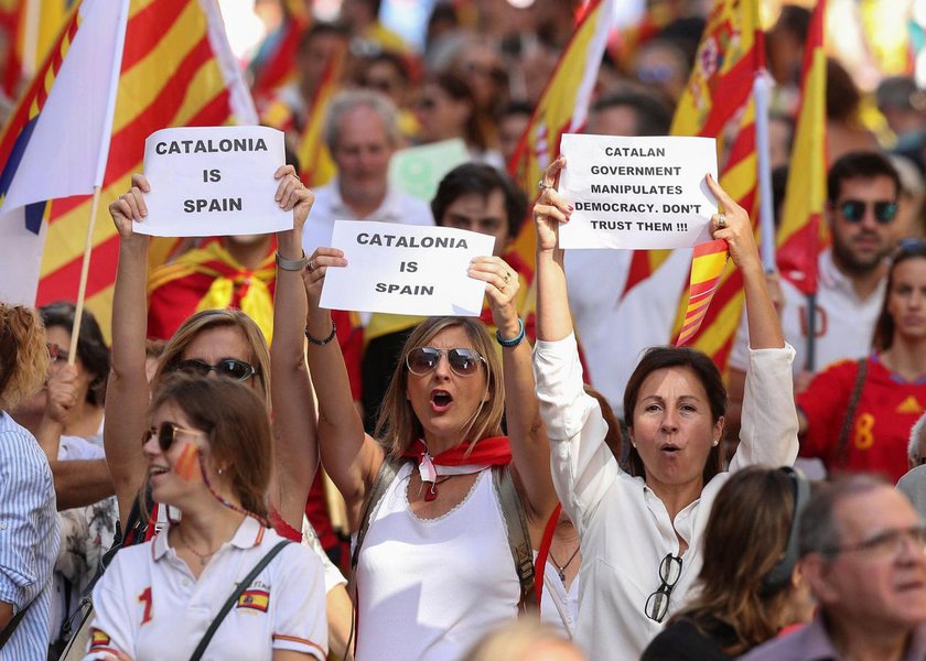 Protesto em Barcelona contra Independência da Catalunha, Espanha, People hold up signs as they attend a pro-union demonstration organised by the Catalan Civil Society organisation in Barcelona, Spain, October 8, 2017. REUTERS/Albert Gea (Foto: Paulo Emílio) Protesto em Barcelona contra Independência da Catalunha, Espanha, People hold up signs as they attend a pro-union demonstration organised by the Catalan Civil Society organisation in Barcelona, Spain, October 8, 2017. REUTERS/Albert Gea