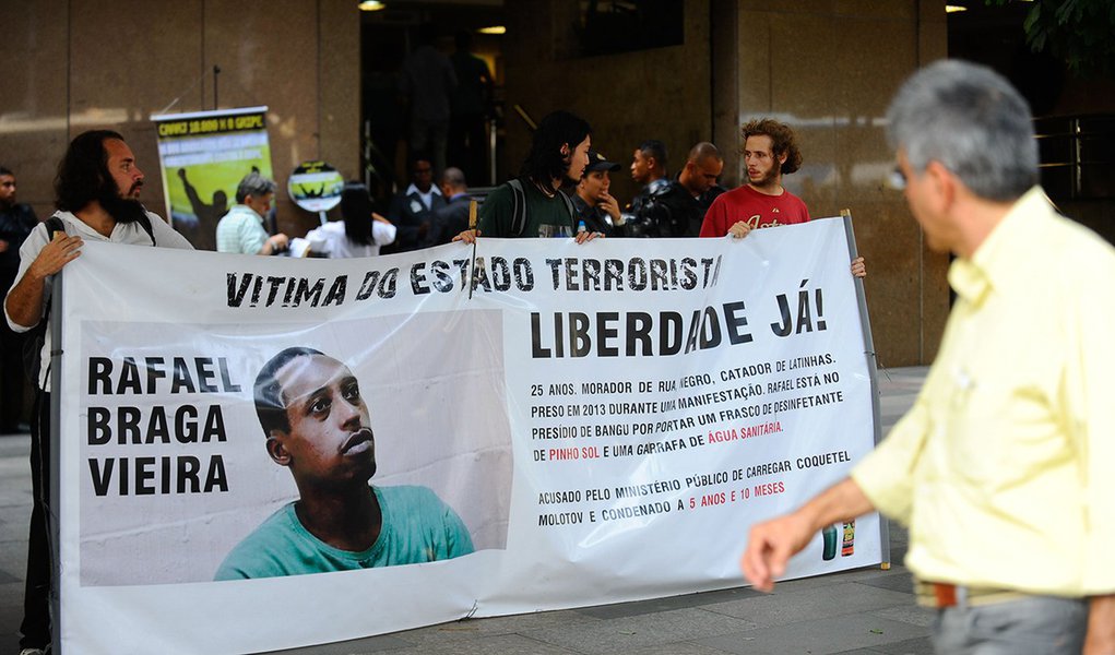Ativistas protestam com faixas e cartazes no Tribunal de Justiça do Rio de Janeiro pela liberdade de Rafael Braga Vieira, morador de rua detido em 2013 durante uma manifestação (Fernando Frazão/Agência Brasil) (Foto: Benedita da Silva) Ativistas protestam com faixas e cartazes no Tribunal de Justiça do Rio de Janeiro pela liberdade de Rafael Braga Vieira, morador de rua detido em 2013 durante uma manifestação (Fernando Frazão/Agência Brasil)