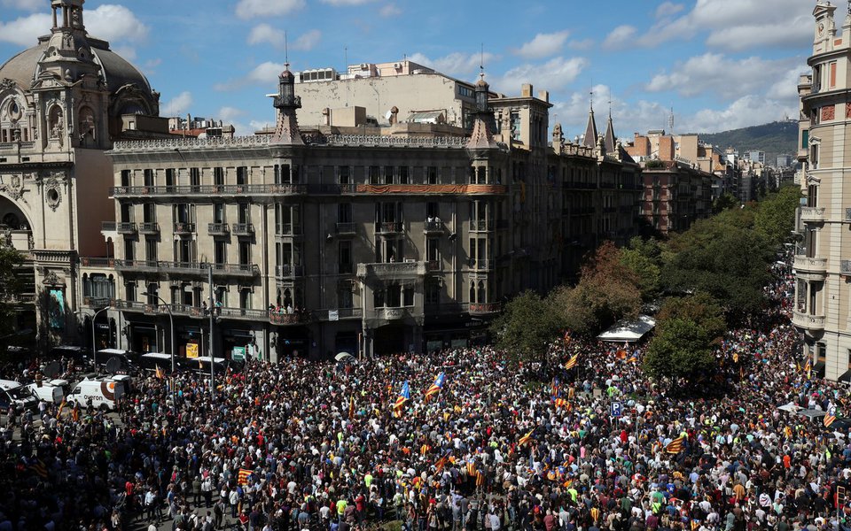 Manifestantes se reúnem em frente ao prédio do Ministério de Economia da Catalunha, depois que a polícia espanhola prendeu diversas autoridades catalãs, em Barcelona 20/09/2017 REUTERS/Albert Gea (Foto: Paulo Emílio) Manifestantes se reúnem em frente ao prédio do Ministério de Economia da Catalunha, depois que a polícia espanhola prendeu diversas autoridades catalãs, em Barcelona 20/09/2017 REUTERS/Albert Gea