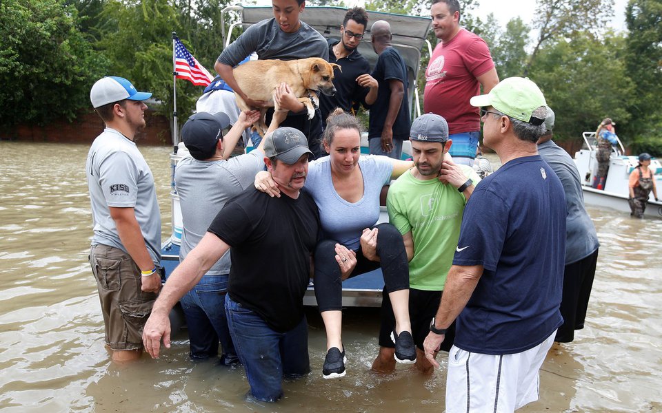Barco leva pessoas após resgate em Houston por causa de enchentes 30/8/2017 REUTERS/Carlo Allegri (Foto: Paulo Emílio) Barco leva pessoas após resgate em Houston por causa de enchentes 30/8/2017 REUTERS/Carlo Allegri