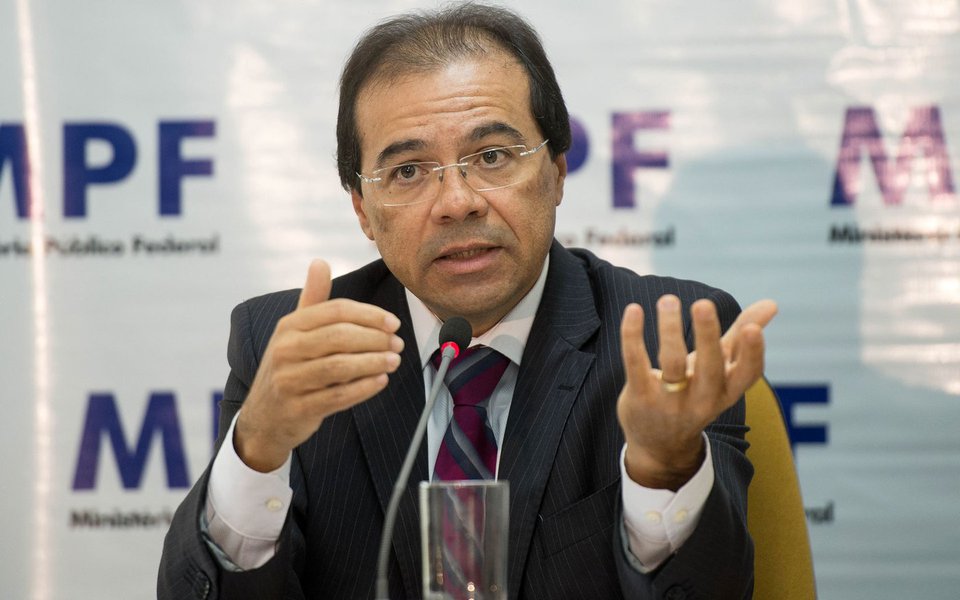 O coordenador da 5ª Câmara de Coordenação e Revisão,e subprocurador-geral da República, Nicolao Dino, apresenta propostas do Ministério Público Federal para o Combate à Corrupção (Marcelo Camargo/Agência Brasil) (Foto: Giuliana Miranda) O coordenador da 5ª Câmara de Coordenação e Revisão,e subprocurador-geral da República, Nicolao Dino, apresenta propostas do Ministério Público Federal para o Combate à Corrupção (Marcelo Camargo/Agência Brasil)
