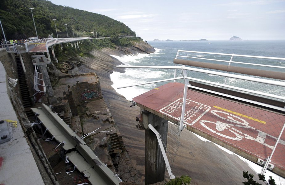 The collapsed area of the new cycle lane is pictured in Rio de Janeiro, Brazil, April 21, 2016. REUTERS/Ricardo Moraes TPX IMAGES OF THE DAY (Foto: Voney Malta) The collapsed area of the new cycle lane is pictured in Rio de Janeiro, Brazil, April 21, 2016. REUTERS/Ricardo Moraes TPX IMAGES OF THE DAY