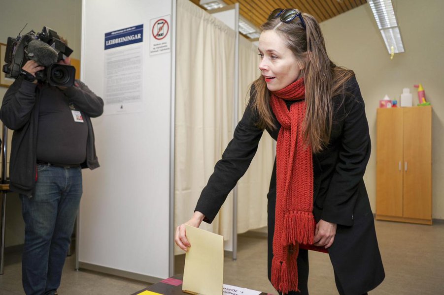 Left Green Movement candidate Katrin Jakobsdottir casts her vote during a snap parliamentary election in Reykjavik, Iceland October 28, 2017. (Foto: Aquiles Lins) Left Green Movement candidate Katrin Jakobsdottir casts her vote during a snap parliamentary election in Reykjavik, Iceland October 28, 2017.