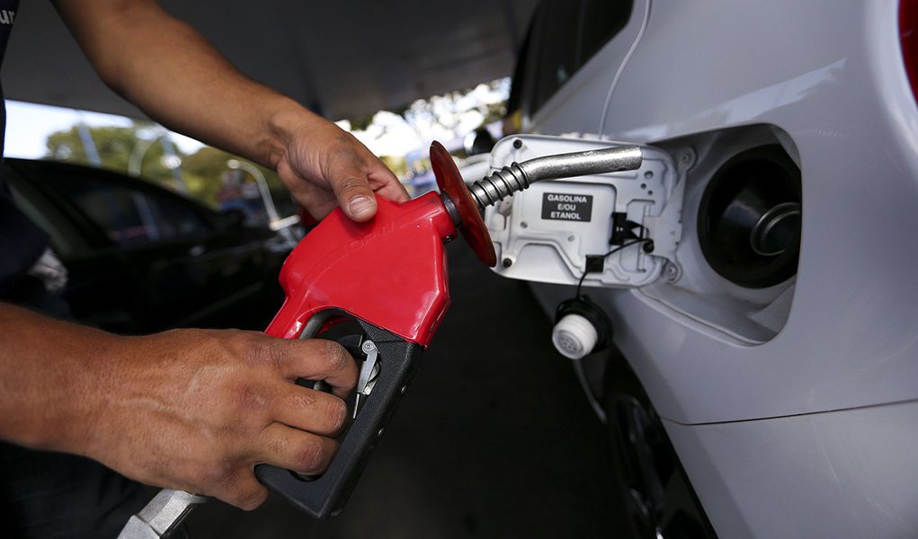 21/07/2017- Brasília- DF, Brasil- Postos de combustíveis ajustam os preços e repassam para o consumidor o aumento da alíquota do PIS e Cofins pelo litro da gasolina Foto: Marcelo Camargo/Agência Brasil) (Foto: Charles Nisz) 21/07/2017- Brasília- DF, Brasil- Postos de combustíveis ajustam os preços e repassam para o consumidor o aumento da alíquota do PIS e Cofins pelo litro da gasolina Foto: Marcelo Camargo/Agência Brasil)