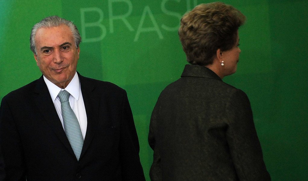 A presidenta Dilma Rousseff dá posse ao novo ministro do Turismo, Henrique Eduardo Alves. E/D: Henrique Alves, Michel Temer e Dilma Rousseff (José Cruz/Agência Brasil) (Foto: Léo Gomes) A presidenta Dilma Rousseff dá posse ao novo ministro do Turismo, Henrique Eduardo Alves. E/D: Henrique Alves, Michel Temer e Dilma Rousseff (José Cruz/Agência Brasil)