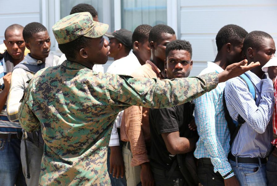 A soldier gestures as people stand in line seeking to join the country's reformed military in Gressier, Haiti July 18, 2017. REUTERS/Jeanty Junior Augustin (Foto: Paulo Emílio) A soldier gestures as people stand in line seeking to join the country's reformed military in Gressier, Haiti July 18, 2017. REUTERS/Jeanty Junior Augustin