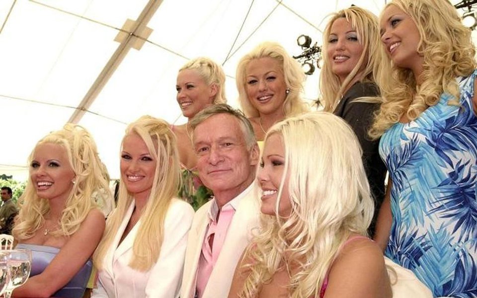 Fundador da Playboy, Hugh Hefner, posa para foto rodeado de mulheres 26/04/2001 (Foto: Paulo Emílio) Fundador da Playboy, Hugh Hefner, posa para foto rodeado de mulheres 26/04/2001
