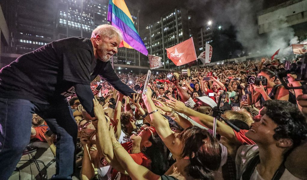 Grande ato de encerramento da caravana Lula Pelo Brasil no Espírito Santo e Rio de Janeiro na UERJ. #LulaPeloBrasil #LulaPeloRiodeJaneiro Fotos Ricardo Stuckert (Foto: Leonardo Attuch) Grande ato de encerramento da caravana Lula Pelo Brasil no Espírito Santo e Rio de Janeiro na UERJ. #LulaPeloBrasil #LulaPeloRiodeJaneiro Fotos Ricardo Stuckert