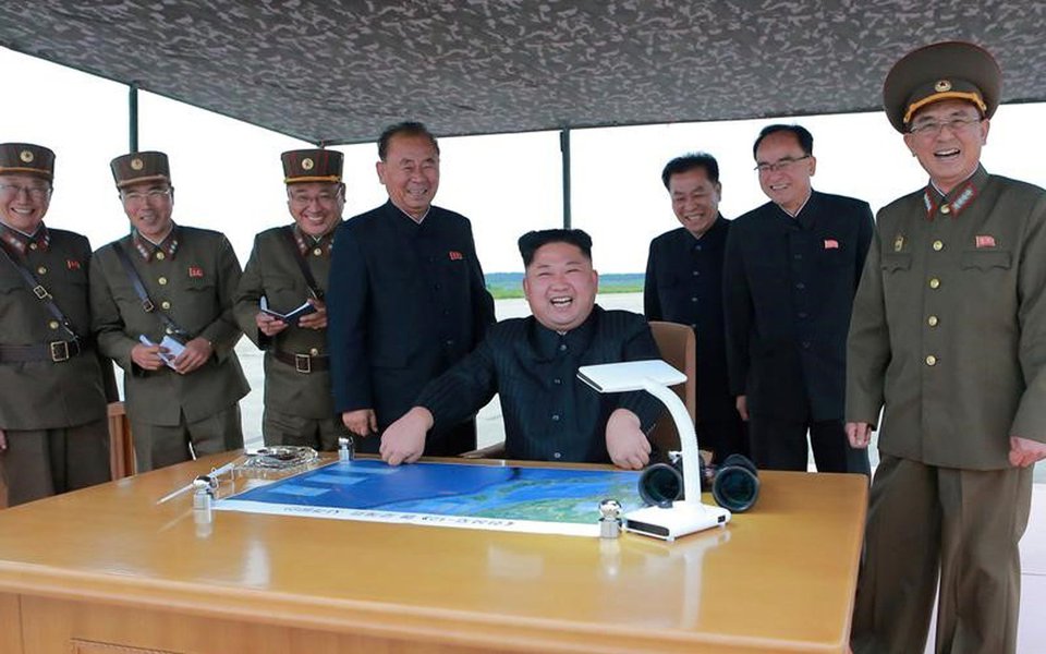 Líder norte-coreano Kim Jong Un inspeciona exercício de lançamento de míssil 39/8/2017 KCNA/via REUTERS (Foto: Leonardo Attuch) Líder norte-coreano Kim Jong Un inspeciona exercício de lançamento de míssil 39/8/2017 KCNA/via REUTERS