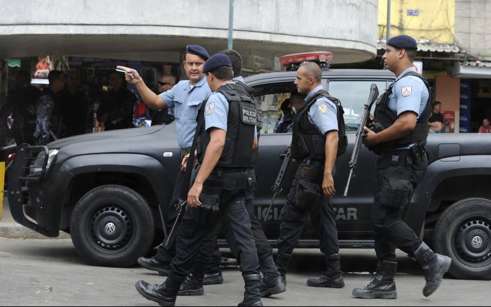 Rio de Janeiro - Policiais do Batalhão de Operações Especiais, do Batalhão de Polícia de Choque e de diversas UPPs foram à Rocinha para reforçar o policiamento na comunidade. (Foto: Leonardo Lucena) Rio de Janeiro - Policiais do Batalhão de Operações Especiais, do Batalhão de Polícia de Choque e de diversas UPPs foram à Rocinha para reforçar o policiamento na comunidade.