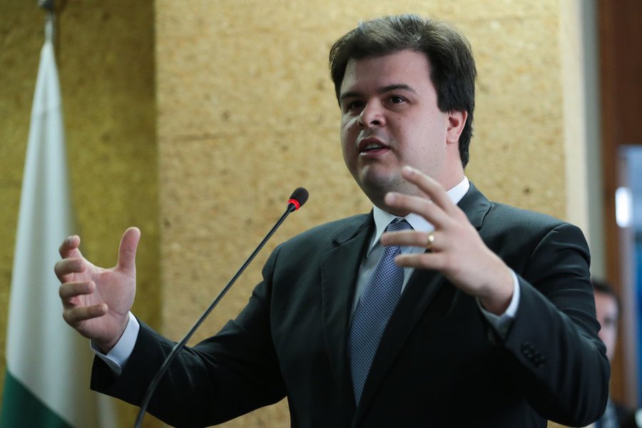 Brasília - Ministro de Minas e Energia (MME), Fernando Coelho, durante inauguração da primeira usina solar instalada na cobertura de um prédio (sede do MME) do governo federal (José Cruz/Agência Brasil) (Foto: Giuliana Miranda) Brasília - Ministro de Minas e Energia (MME), Fernando Coelho, durante inauguração da primeira usina solar instalada na cobertura de um prédio (sede do MME) do governo federal (José Cruz/Agência Brasil)