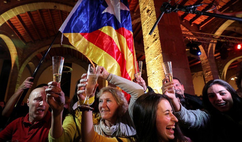 Pessoas reagem ao resultado das eleições regionais da Catalunha em Barcelona, Espanha 21/12/2017 REUTERS/Albert Gea (Foto: Leonardo Lucena) Pessoas reagem ao resultado das eleições regionais da Catalunha em Barcelona, Espanha 21/12/2017 REUTERS/Albert Gea
