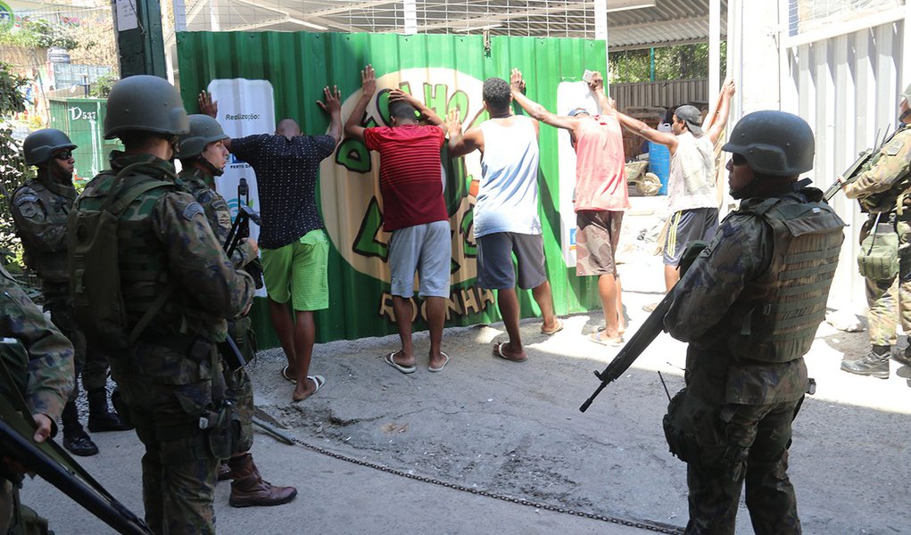 Rio de Janeiro- Operações das Forças Armadas prosseguiram durante o sábado, segundo dia de ocupação da Rocinha, no Rio de Janeiro(Vladimir Platonow/Agencia Barsil) (Foto: Romulo Faro) Rio de Janeiro- Operações das Forças Armadas prosseguiram durante o sábado, segundo dia de ocupação da Rocinha, no Rio de Janeiro(Vladimir Platonow/Agencia Barsil)