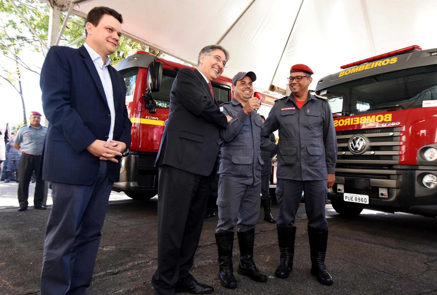 Governador Fernando pimentel faz entrega de caminhões Alto Bombas e salvamento do Corpo de Bombeiros. 21-07-2017- Palácio da Liberdade. Foto: Manoel Marques/imprensa-MG (Foto: Leonardo Lucena) Governador Fernando pimentel faz entrega de caminhões Alto Bombas e salvamento do Corpo de Bombeiros. 21-07-2017- Palácio da Liberdade. Foto: Manoel Marques/imprensa-MG