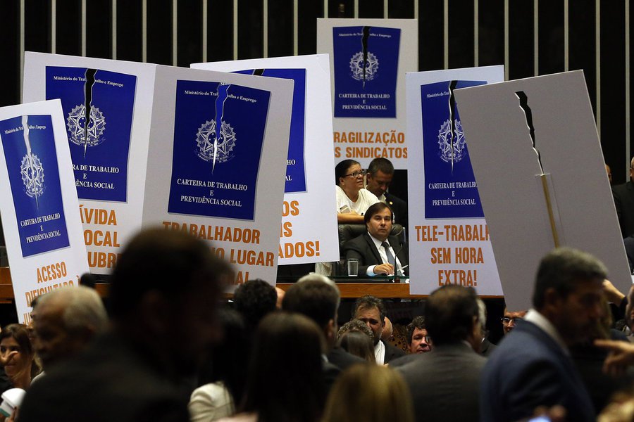 Câmara aprova reforma trabalhista; deputados da oposição protestam com caixões e cartazes (Foto: Giuliana Miranda) Câmara aprova reforma trabalhista; deputados da oposição protestam com caixões e cartazes
