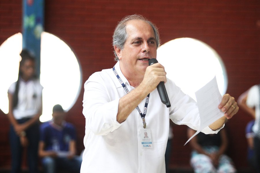 Ouvidoria Ativa Local: Col�gio Estadual Alberto Valen�a Na foto: Jos� Maria Dutra , ouvidor geral do estado Foto: El�i Corr�a/GOVBA (Foto: Romulo Faro) Ouvidoria Ativa Local: Col�gio Estadual Alberto Valen�a Na foto: Jos� Maria Dutra , ouvidor geral do estado Foto: El�i Corr�a/GOVBA