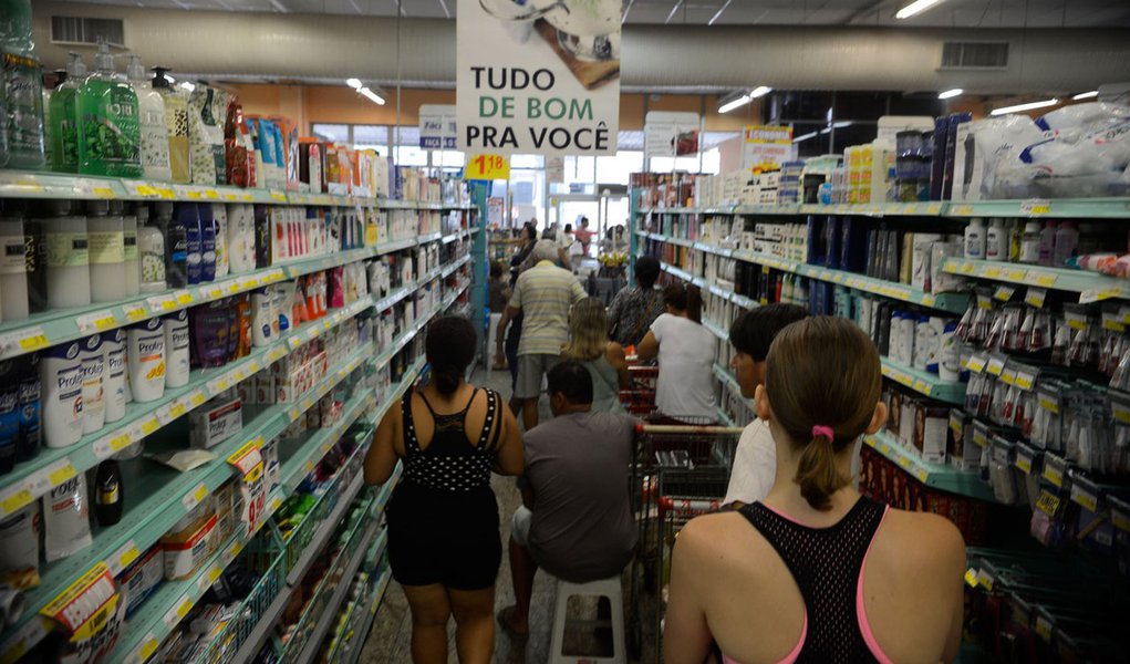 Vitória (ES) - Supermercados lotados e com filas nos caixas e na entrada funcionam em horário reduzido. (Tânia Rêgo/Agência Brasil) (Foto: Paulo Emílio) Vitória (ES) - Supermercados lotados e com filas nos caixas e na entrada funcionam em horário reduzido. (Tânia Rêgo/Agência Brasil)