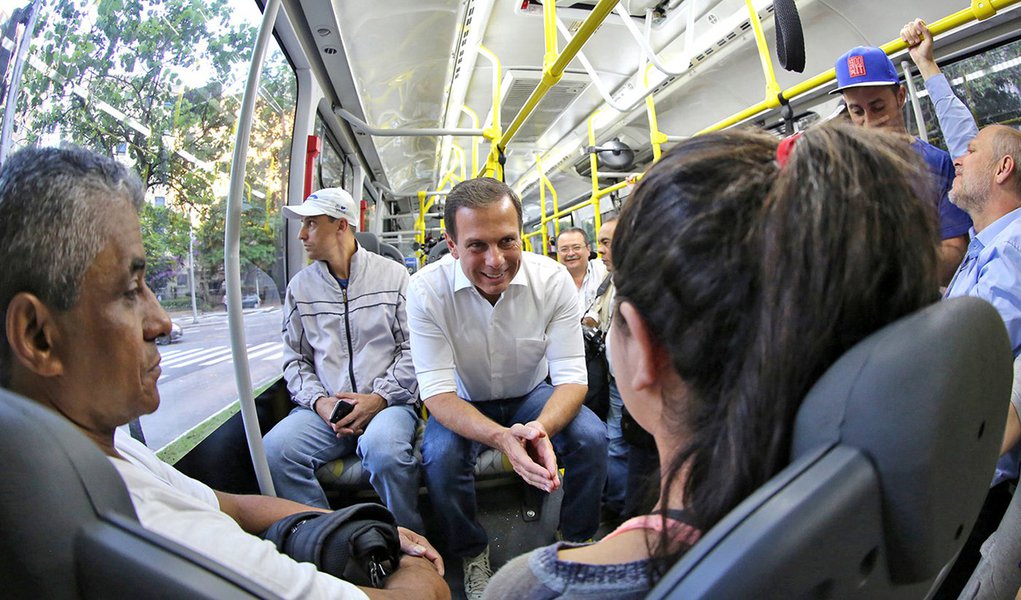 João Doria em ônibus (Foto: Charles Nisz) João Doria em ônibus