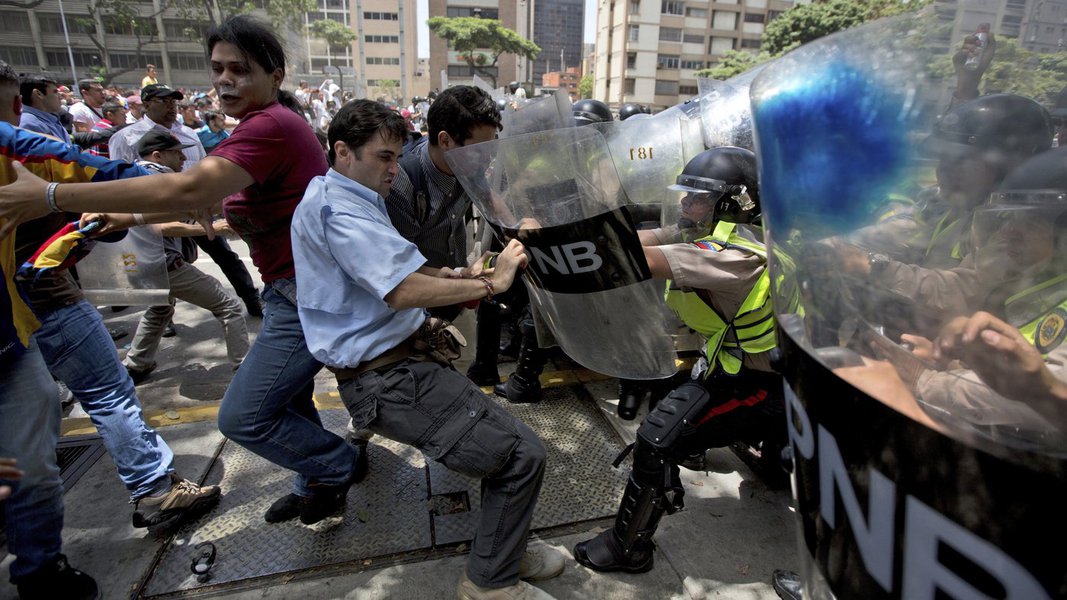 Manifestantes e polícia se enfrentam durante protestos contra o governo de Nicolás Maduro, em Caracas, Venezuela (Foto: Paulo Emílio) Manifestantes e polícia se enfrentam durante protestos contra o governo de Nicolás Maduro, em Caracas, Venezuela