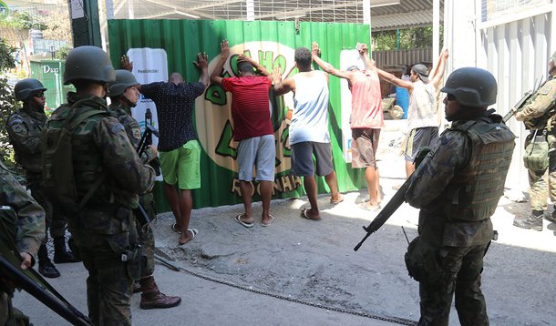 Rio de Janeiro- Operações das Forças Armadas prosseguiram durante o sábado, segundo dia de ocupação da Rocinha, no Rio de Janeiro(Vladimir Platonow/Agencia Barsil) (Foto: Sergio Barata) Rio de Janeiro- Operações das Forças Armadas prosseguiram durante o sábado, segundo dia de ocupação da Rocinha, no Rio de Janeiro(Vladimir Platonow/Agencia Barsil)