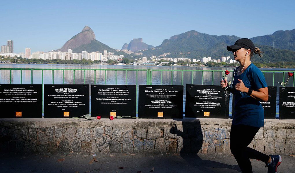 A ONG Rio de Paz realiza um ato público, na orla da Lagoa Rodrigo de Freitas, em memória dos policiais militares assassinados este ano no Estado do Rio de Janeiro. Foram fixadas no local placas com os nomes dos 91 PMs mortos até agora em 2017 (Foto: Leonardo Lucena) A ONG Rio de Paz realiza um ato público, na orla da Lagoa Rodrigo de Freitas, em memória dos policiais militares assassinados este ano no Estado do Rio de Janeiro. Foram fixadas no local placas com os nomes dos 91 PMs mortos até agora em 2017