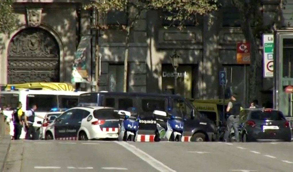 Imagem de vídeo mostra isolamento feito pela polícia em rua de Barcelona após atropelamento 17/08/2017 REUTERS TV via REUTERS (Foto: Paulo Emílio) Imagem de vídeo mostra isolamento feito pela polícia em rua de Barcelona após atropelamento 17/08/2017 REUTERS TV via REUTERS