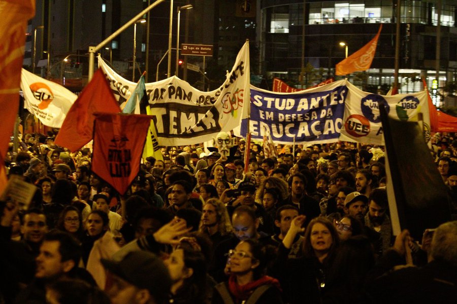 Manifestantes se concentraram no Largo da Batata, na zona oeste de São Paulo, para protesto contra as reformas trabalhista e da Previdência (Foto: Ana Perugini) Manifestantes se concentraram no Largo da Batata, na zona oeste de São Paulo, para protesto contra as reformas trabalhista e da Previdência