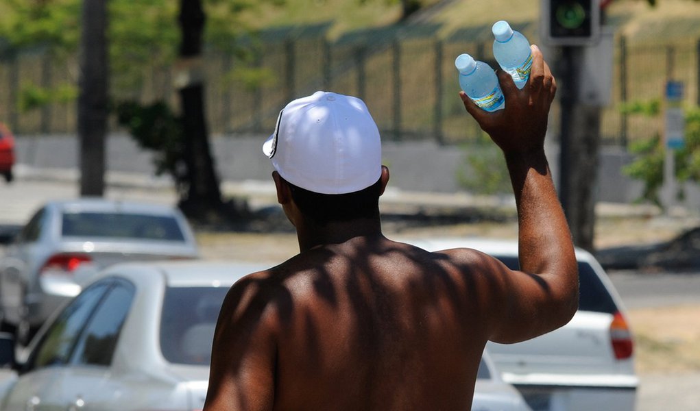 Rio de Janeiro - Pelo segundo dia consecutivo, o Rio bateu recorde de calor em 2014 (Foto: Romulo Faro) Rio de Janeiro - Pelo segundo dia consecutivo, o Rio bateu recorde de calor em 2014