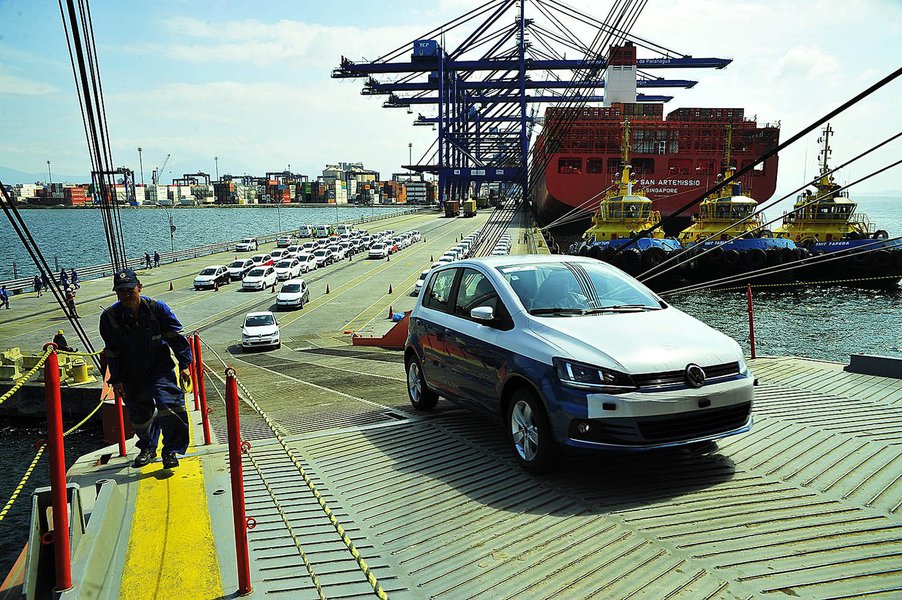 Embarque de veículos bate recorde histórico no porto de Pgua. (Foto: Leonardo Lucena) Embarque de veículos bate recorde histórico no porto de Pgua.