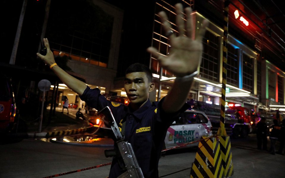 Guarda de segurança impede fotógrafos de se aproximarem de hotel em Manila após ataque, nas Filipinas. REUTERS/Erik De Castro (Foto: Aquiles Lins) Guarda de segurança impede fotógrafos de se aproximarem de hotel em Manila após ataque, nas Filipinas. REUTERS/Erik De Castro