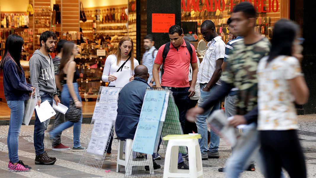 Pessoas olham anúncios de emprego em rua no centro de São Paulo, Brasil 29/06/2017 REUTERS/Paulo Whitaker (Foto: Charles Nisz) Pessoas olham anúncios de emprego em rua no centro de São Paulo, Brasil 29/06/2017 REUTERS/Paulo Whitaker